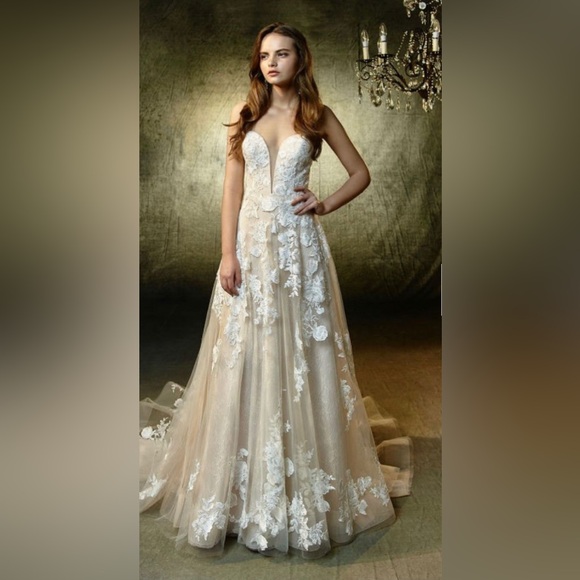 Blue by Enzoani Lili Wedding Dress - Picture 3 of 13